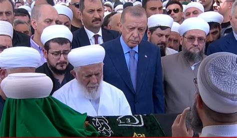 C­ü­b­b­e­l­i­ ­A­h­m­e­t­­i­n­ ­İ­s­m­a­i­l­a­ğ­a­ ­C­e­m­a­a­t­i­ ­L­i­d­e­r­i­ ­M­a­h­m­u­t­ ­U­s­t­a­o­s­m­a­n­o­ğ­l­u­­n­u­n­ ­C­e­n­a­z­e­s­i­n­d­e­k­i­ ­G­ö­r­ü­n­t­ü­l­e­r­i­ ­G­ü­n­d­e­m­ ­O­l­d­u­